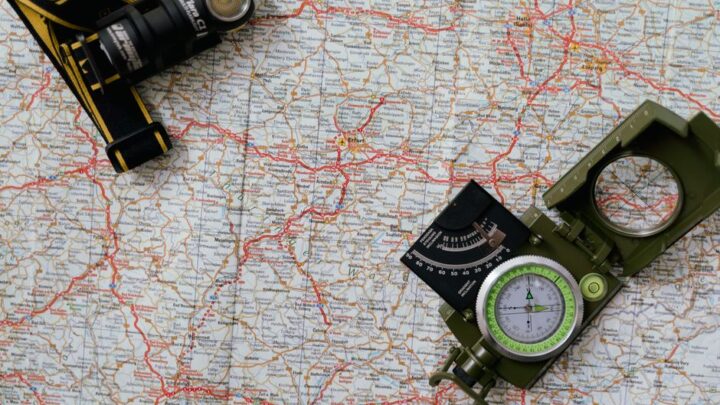 Orientacja w terenie bez GPS: Wpływ pogody na nawigację optyczną