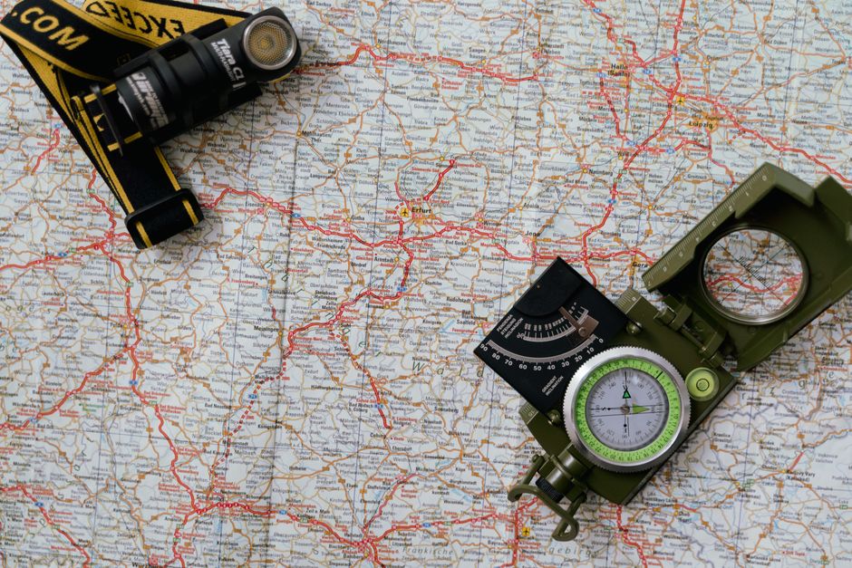 Orientacja w terenie bez GPS: Wpływ pogody na nawigację optyczną