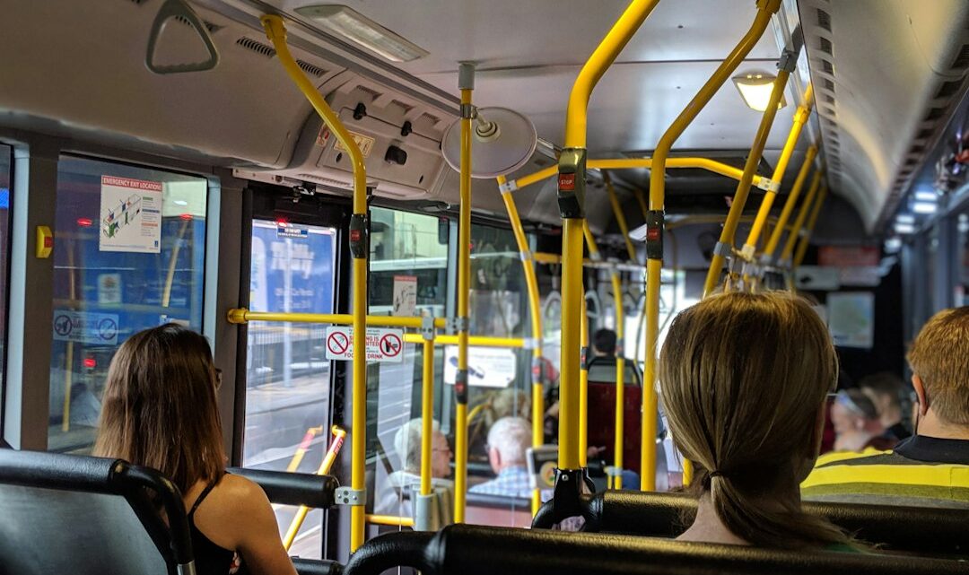 Udar cieplny w transporcie publicznym – jak się chronić?