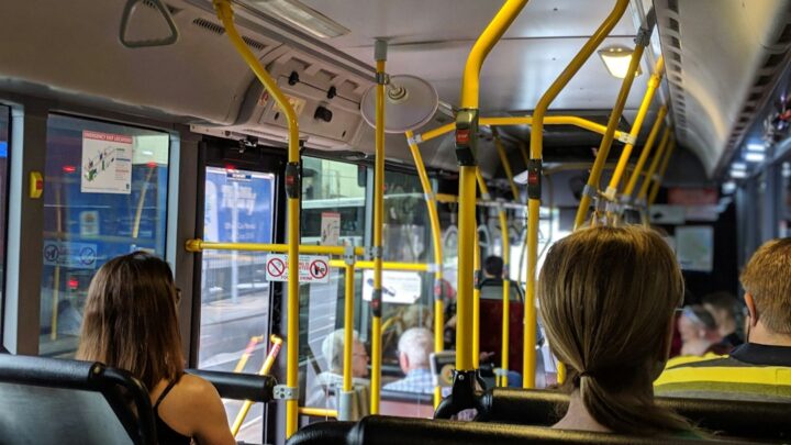 Udar cieplny w transporcie publicznym – jak się chronić?